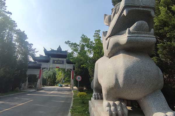 大河贝墓园